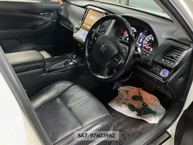 Toyota CROWN HYBRID 2017-01 8222796-5