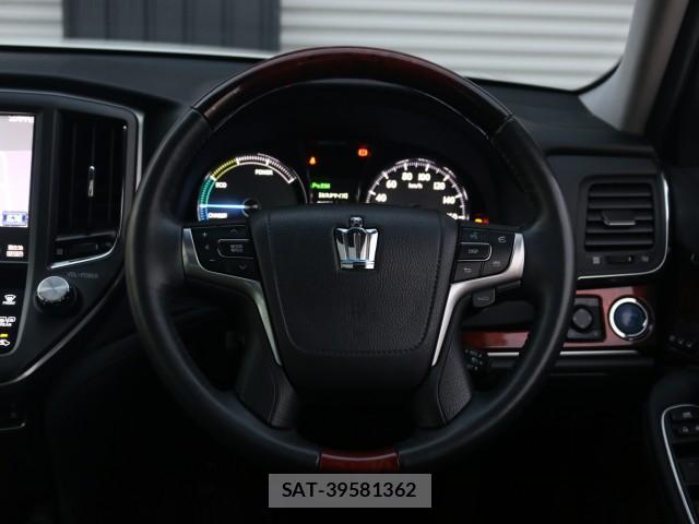 Toyota CROWN MAJESTA 2014-08 8217274-17