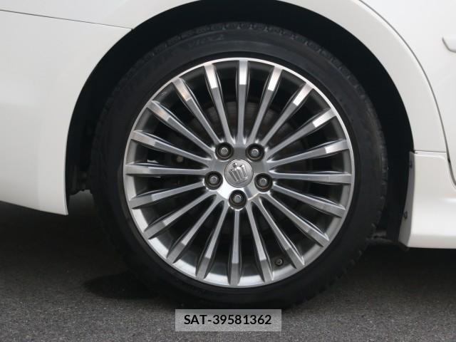 Toyota CROWN MAJESTA 2014-08 8217274-19