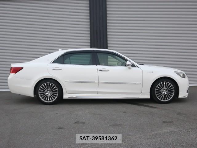 Toyota CROWN MAJESTA 2014-08 8217274-3