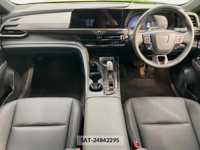 Toyota CROWN 2024-10 8216115-1