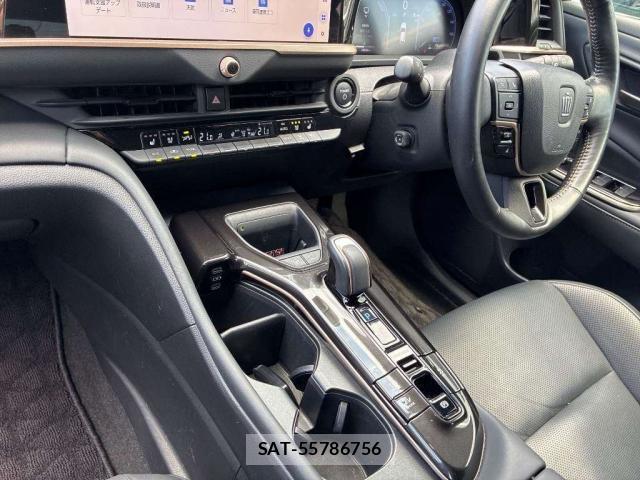 Toyota CROWN 2024-11 8218993-3