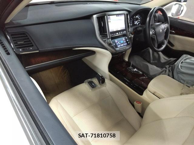 Toyota CROWN 2017 8218100-2