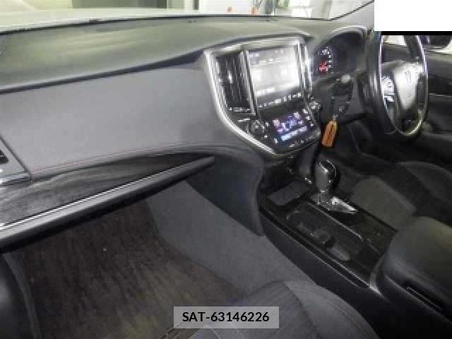 Toyota CROWN 2017-06 8218982-3