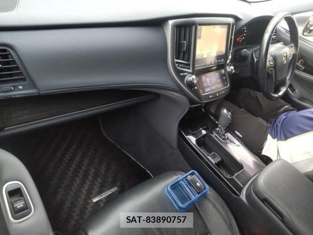 Toyota CROWN 2017-10 8221429-2