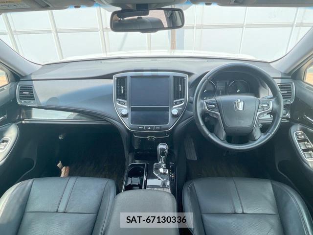 Toyota CROWN 2015-11 8221557-1