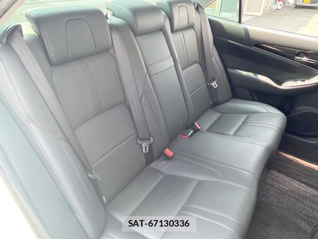 Toyota CROWN 2015-11 8221557-8