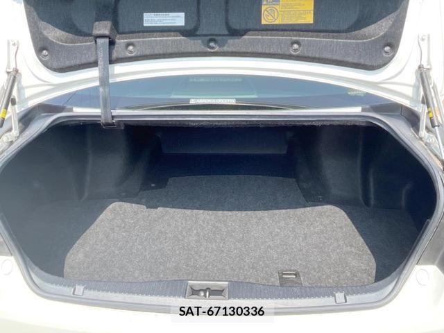 Toyota CROWN 2015-11 8221557-9