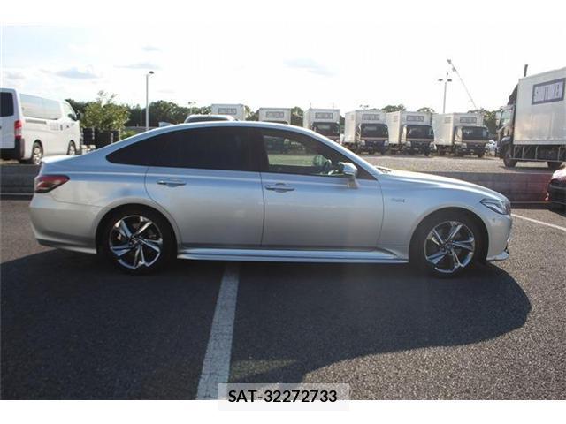 Toyota CROWN 2018-10 8222089-10