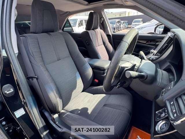 Toyota CROWN 2016-11 8223197-8