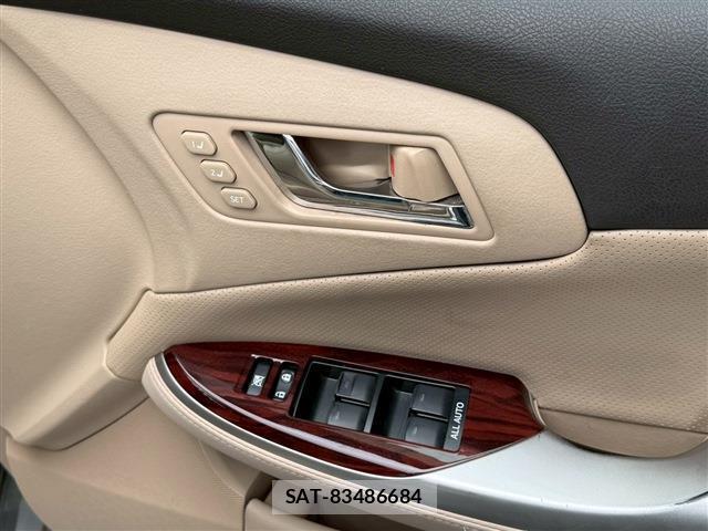 Toyota CROWN 2011-10 8223200-18