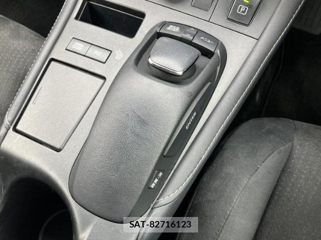 Lexus CT 2011-08 8216098-16