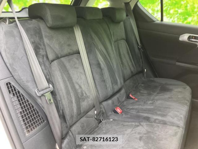 Lexus CT 2011-08 8216098-7