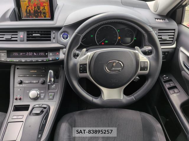 Lexus CT 2011-08 8218731-15