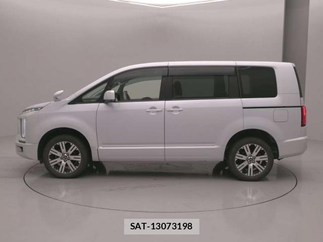 Mitsubishi DELICA 2022-11 8216383-10