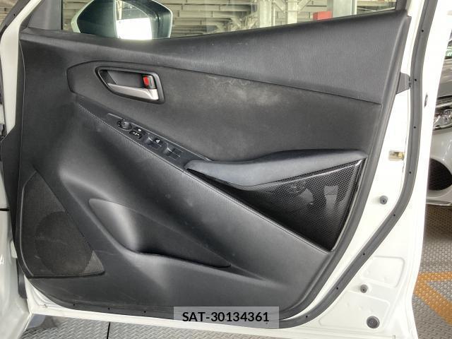 Mazda DEMIO 2018-09 8223921-17