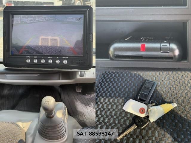 Hino DUTRO 2021-06 8223559-17