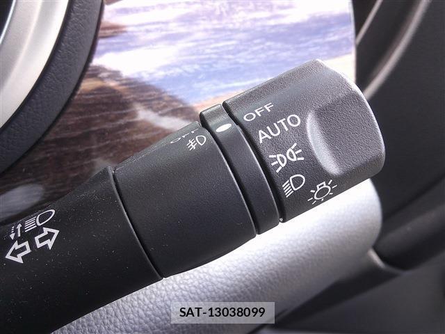 Nissan ELGRAND 2013-10 8220713-17