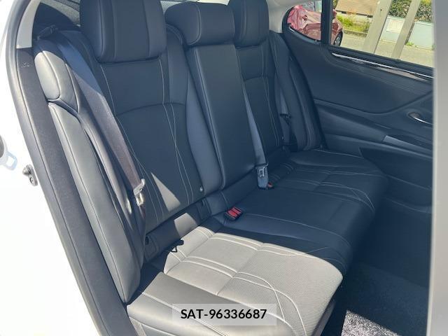 Lexus ES 2021-05 8221324-3