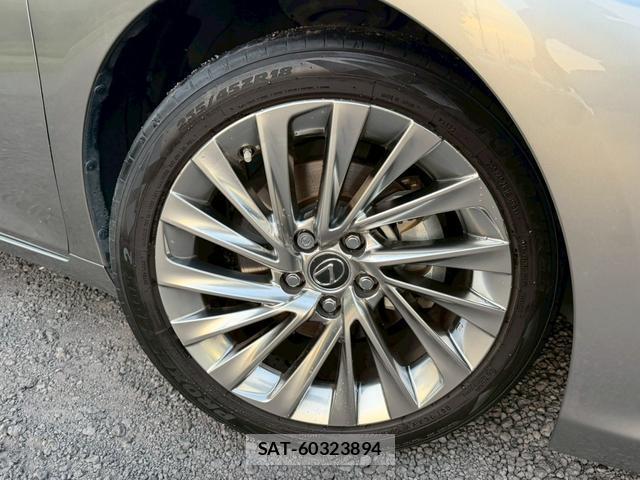 Lexus ES 2019-06 8223799-14
