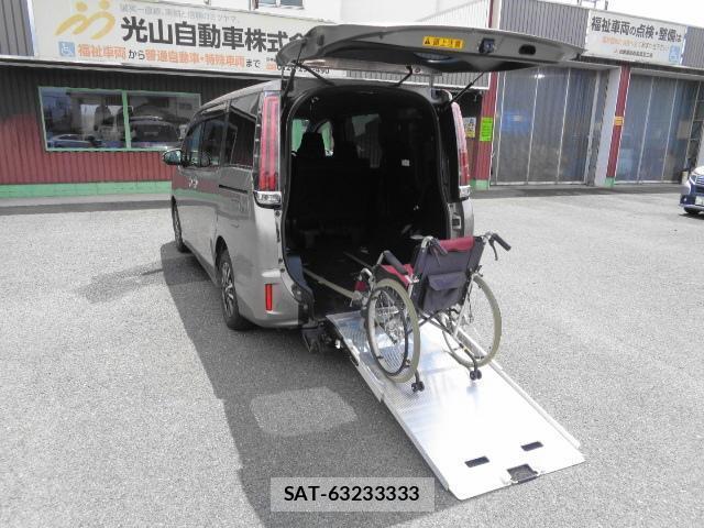 Toyota ESQUIRE 2017-09 8221812-11