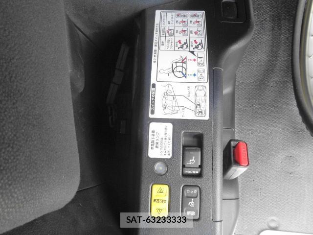 Toyota ESQUIRE 2017-09 8221812-13