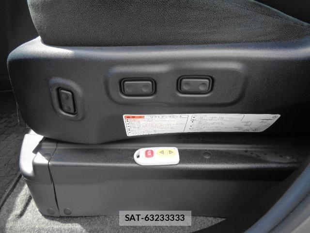 Toyota ESQUIRE 2017-09 8221812-17