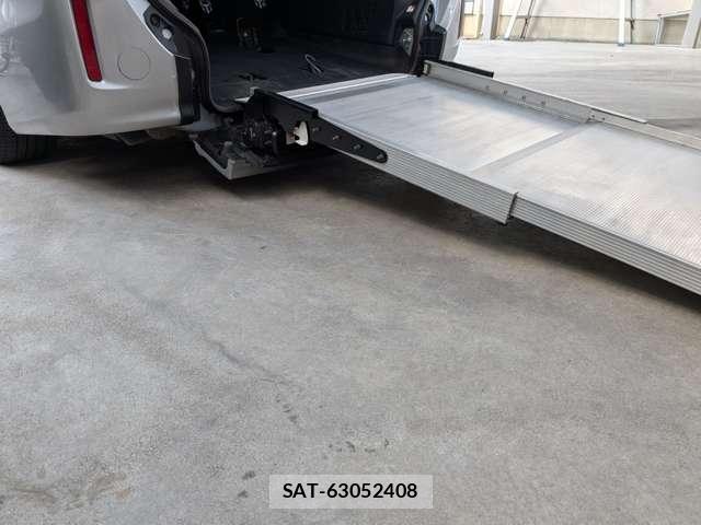 Toyota ESQUIRE 2017-04 8223180-2
