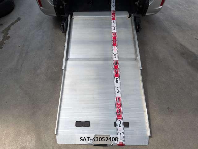 Toyota ESQUIRE 2017-04 8223180-3