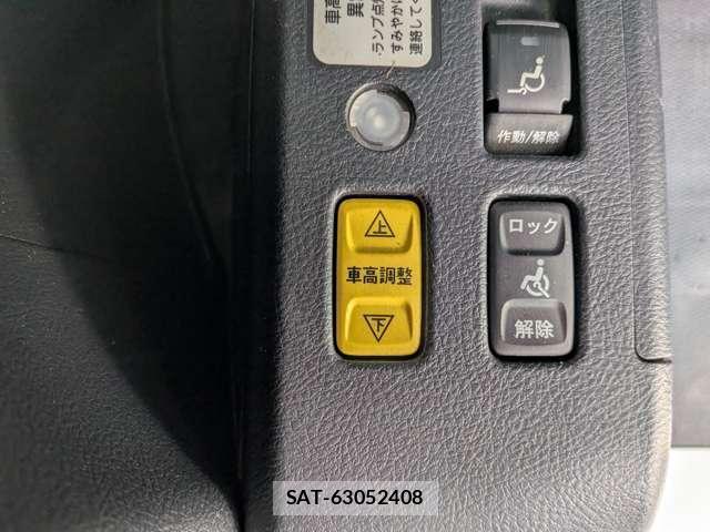 Toyota ESQUIRE 2017-04 8223180-4