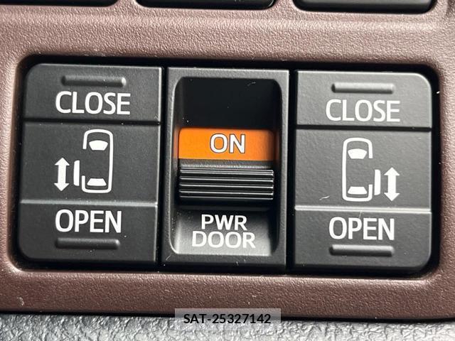 Toyota ESQUIRE 2017-12 8224121-6