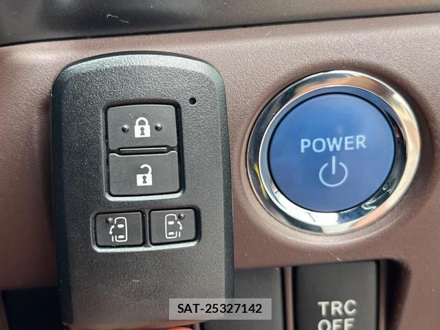Toyota ESQUIRE 2017-12 8224121-7