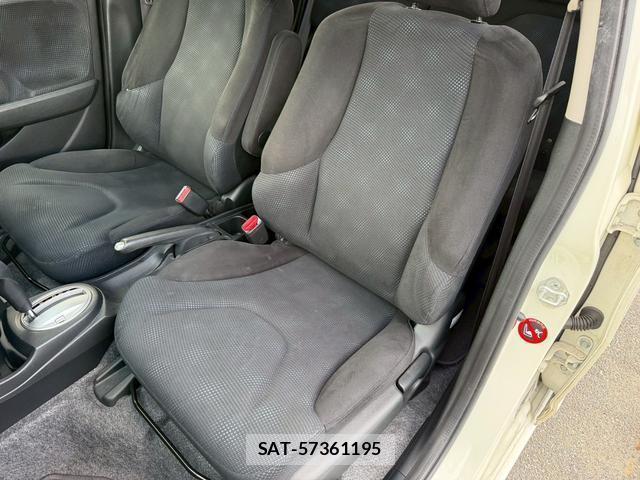 Honda FIT 2013-06 8223384-11