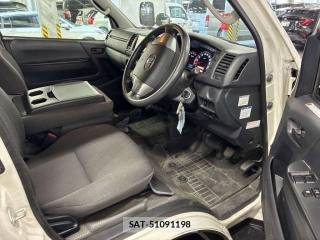 Toyota HIACE VAN 2018-06 8216478-3