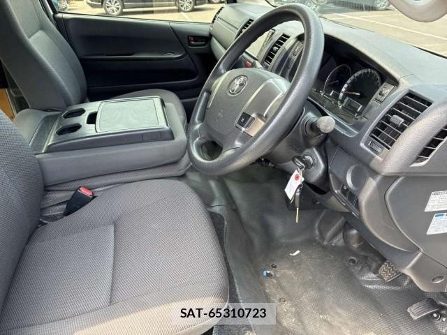 Toyota HIACE VAN 2018-01 8216527-3