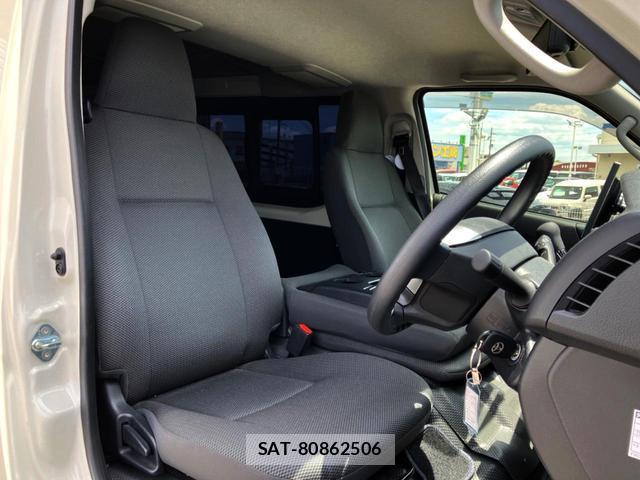 Toyota HIACE VAN 2025-10 8219322-10