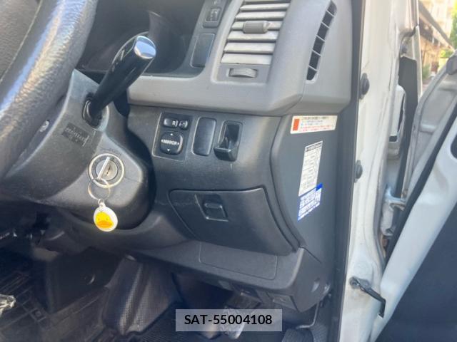 Toyota HIACE VAN 2008-10 8220626-11