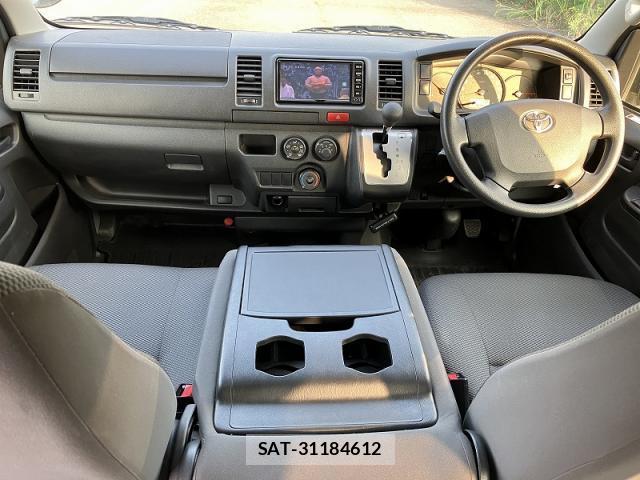 Toyota HIACE VAN 2017-04 8220744-3