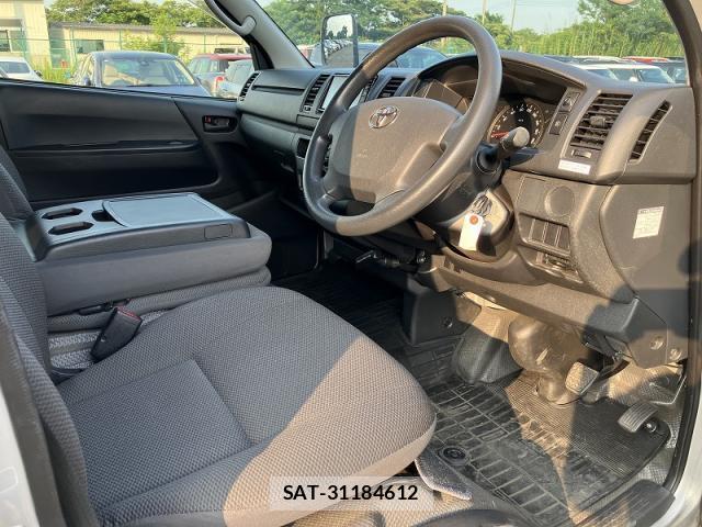 Toyota HIACE VAN 2017-04 8220744-4