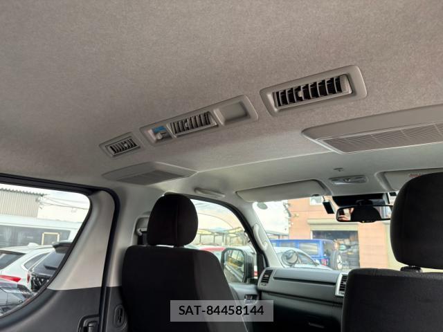 Toyota HIACE VAN 2022-03 8220995-16