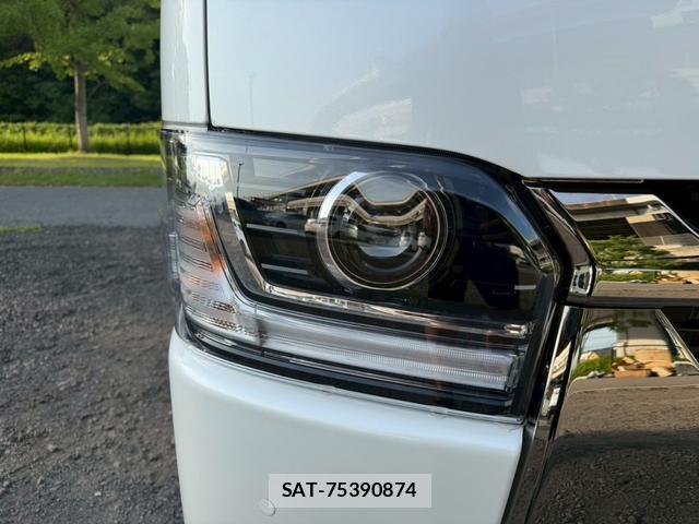 Toyota HIACE VAN 2026-04 8221483-12