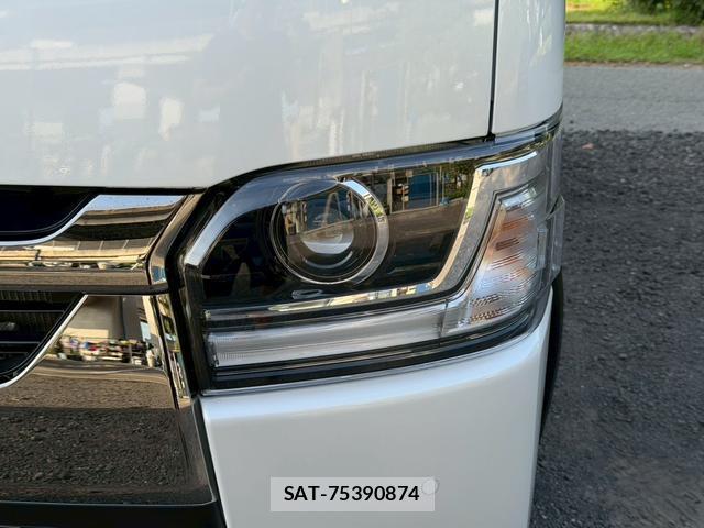 Toyota HIACE VAN 2026-04 8221483-3
