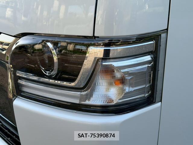 Toyota HIACE VAN 2026-04 8221483-4