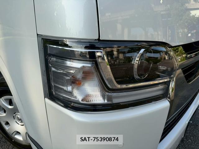 Toyota HIACE VAN 2026-04 8221483-5