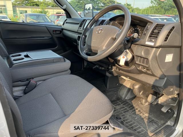 Toyota HIACE VAN 2017-04 8222582-4