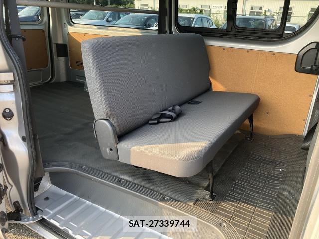 Toyota HIACE VAN 2017-04 8222582-5