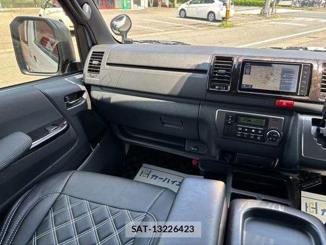 Toyota HIACE VAN 2025-05 8224359-17