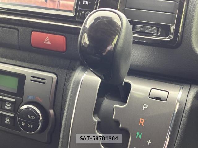 Toyota HIACE VAN 2024-04 8225496-17