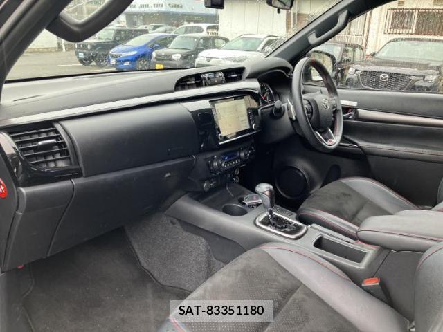 Toyota HILUX 2022-02 8224354-5