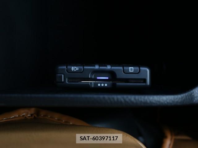 Toyota HILUX 2019-04 8217278-16